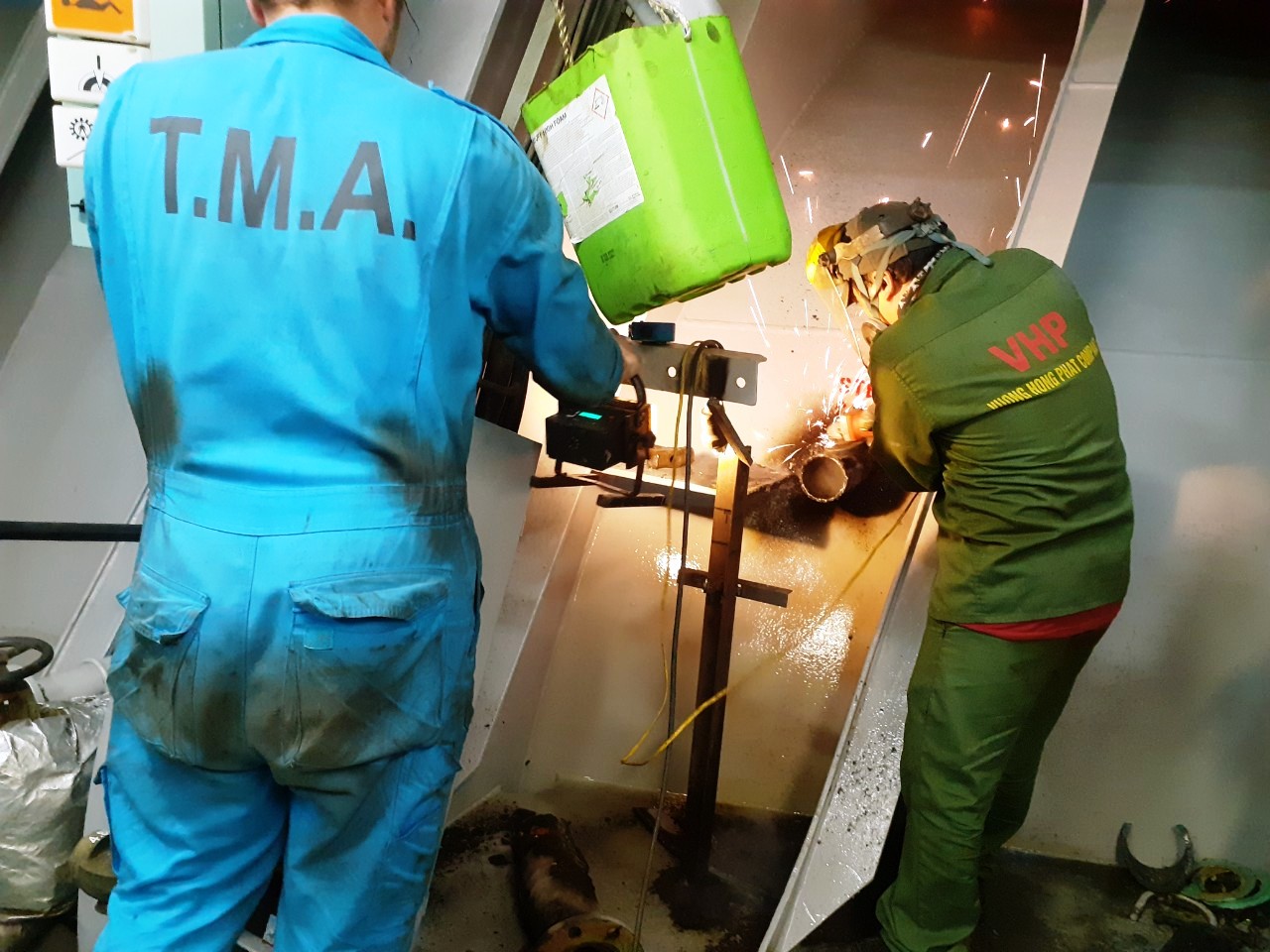 SHIP REPAIR  SERVICES IN HON LA PORT - VN QUANG BINH
