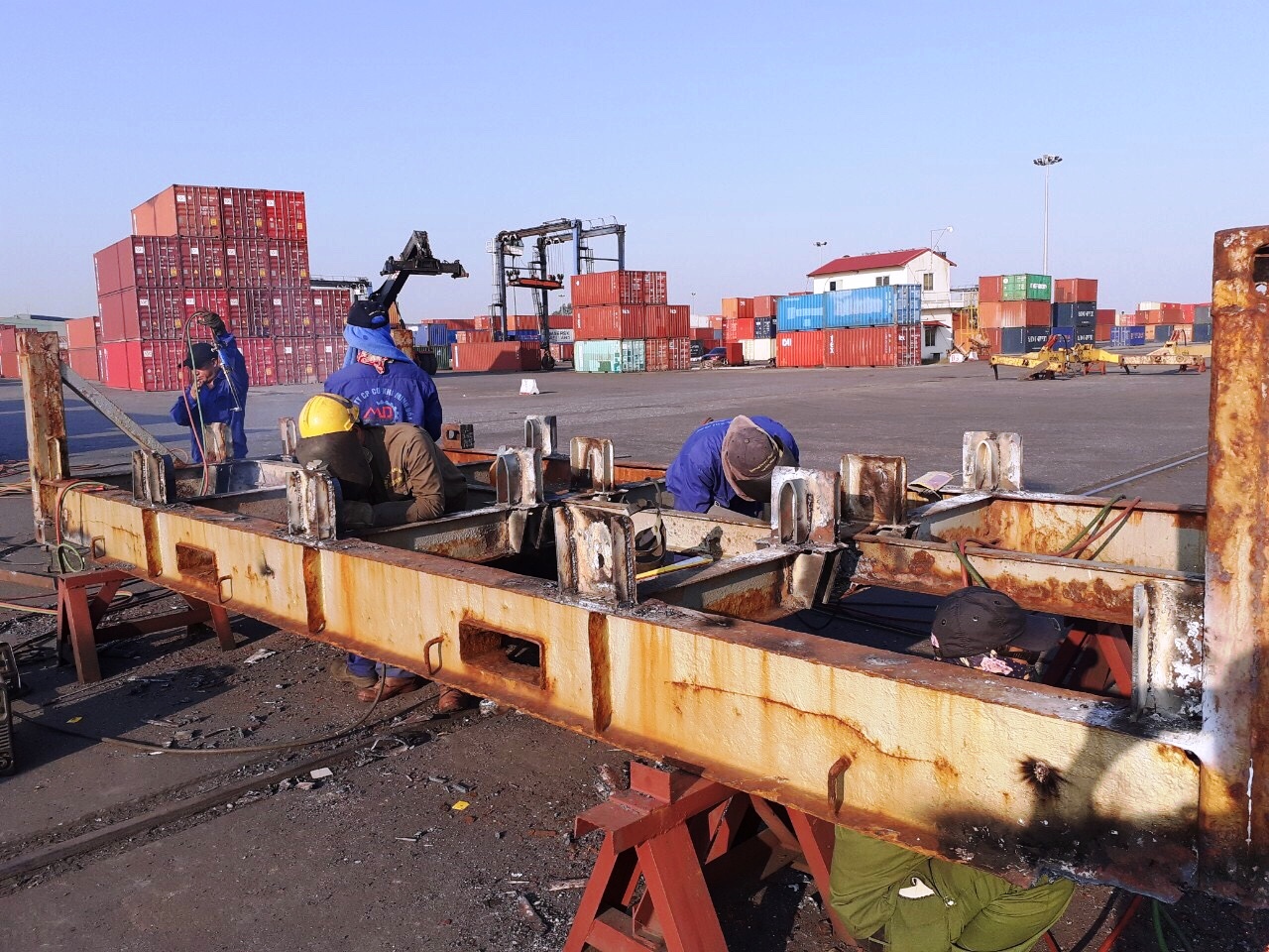SHIP REPAIR SERVICES IN DUNG QUAT PORT